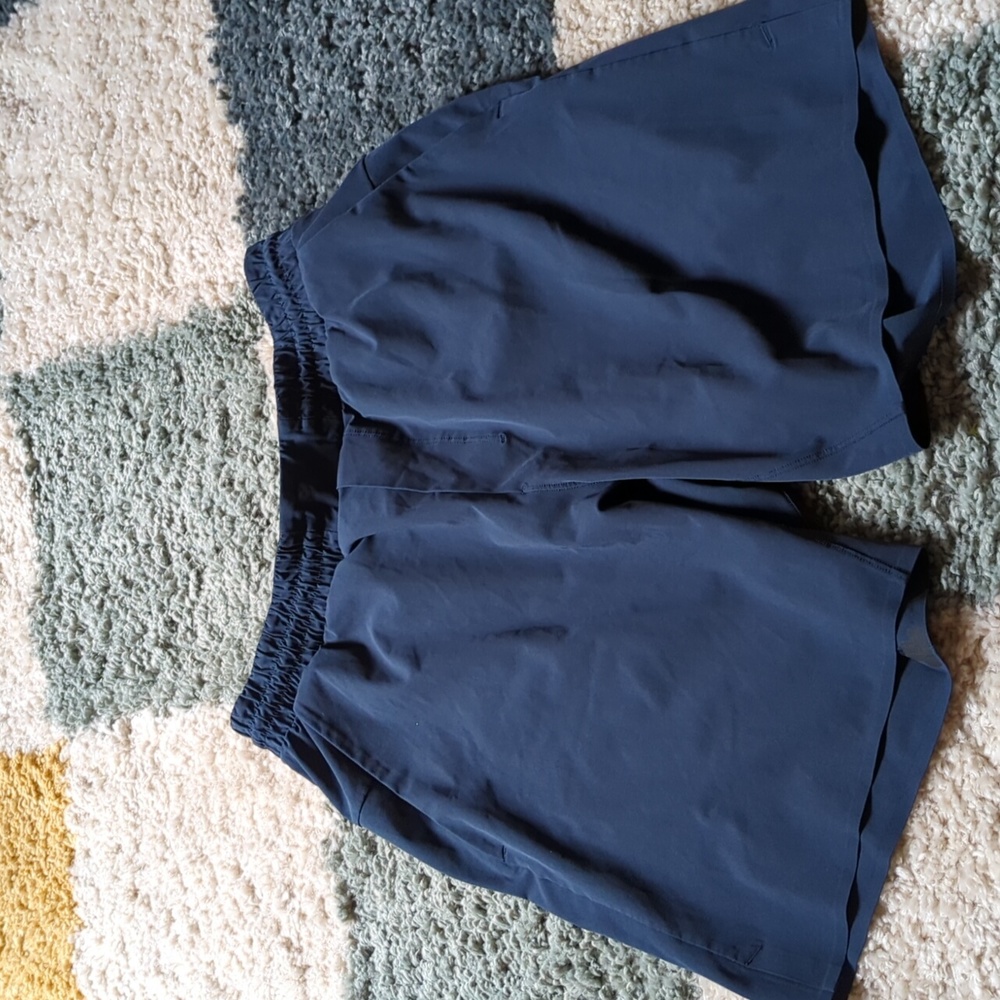 Lululemon mens athletic S blue lined shorts 7"